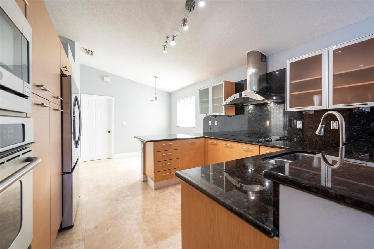 160 Nw 166th Ave - Photo 6 of 31