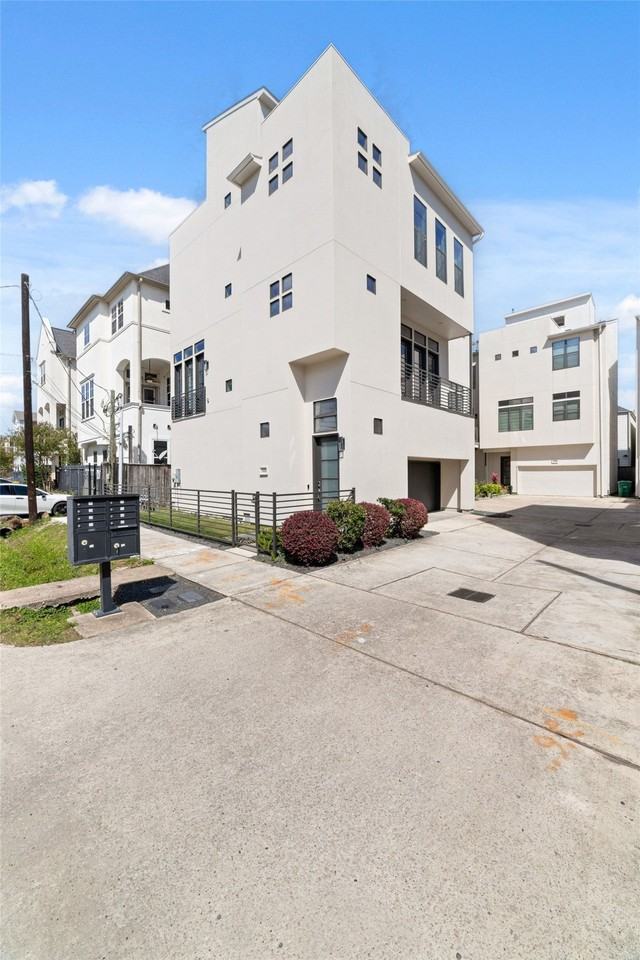 5648 Darling St - Photo 2 of 24