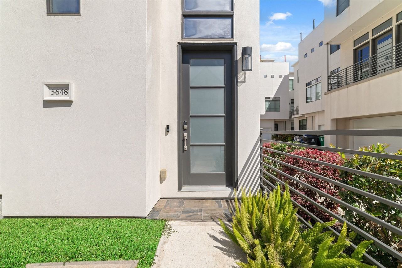 5648 Darling St - Photo 4 of 24