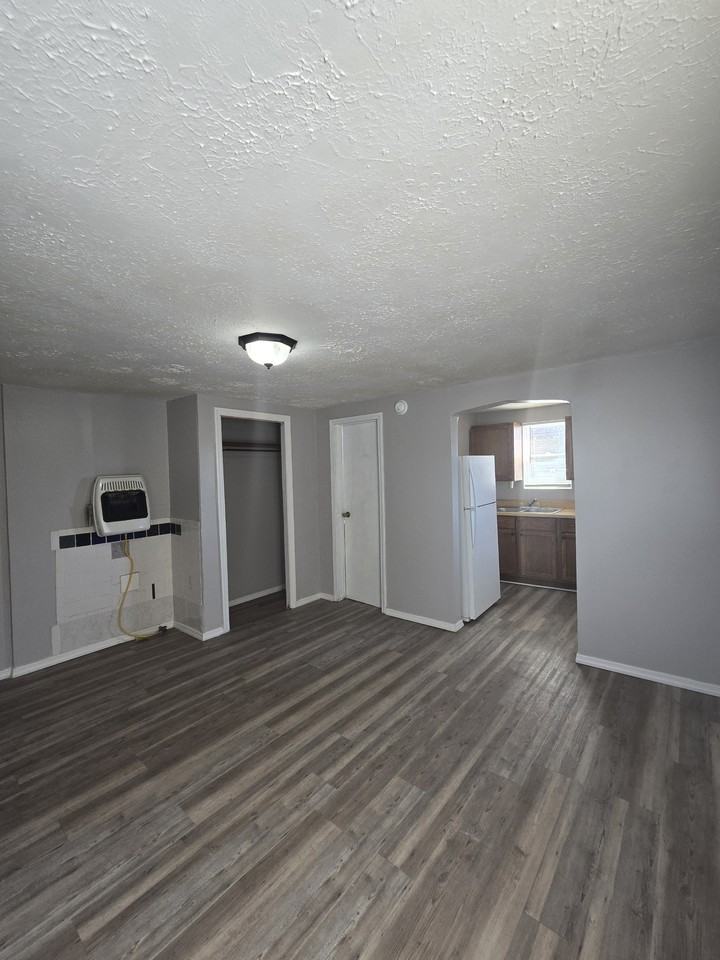 938 N Broadway Ave #4 - Photo 2 of 11