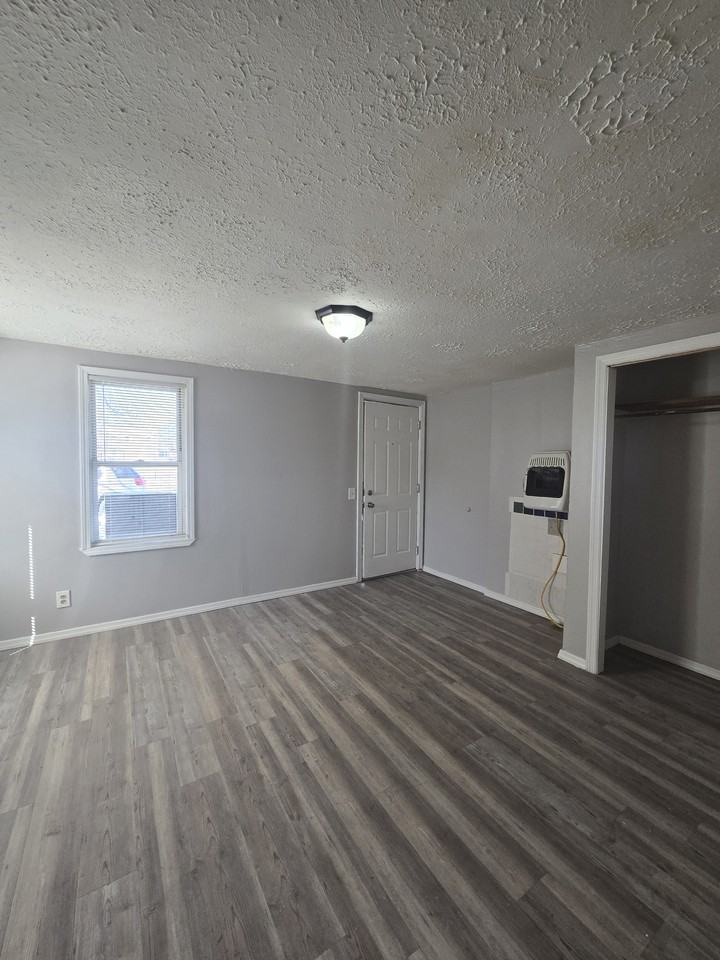 938 N Broadway Ave #4 - Photo 3 of 11
