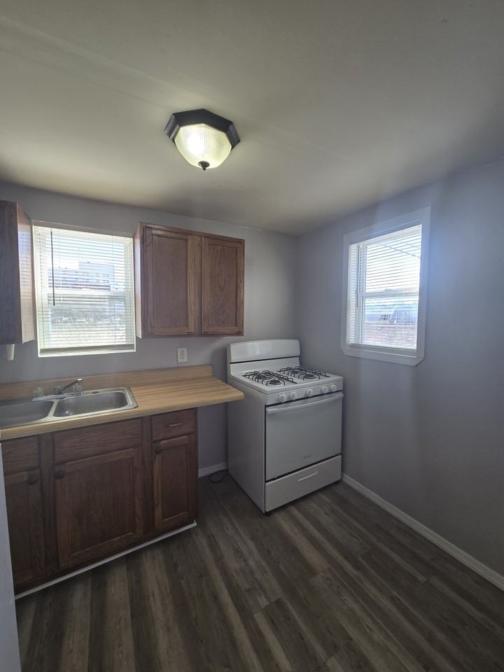 938 N Broadway Ave #4 - Photo 4 of 11