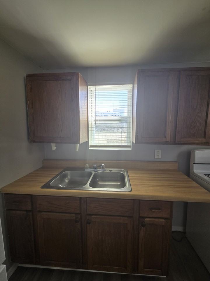 938 N Broadway Ave #4 - Photo 6 of 11