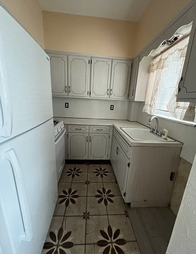 276 Emerson Ave #3 - Photo 2 of 10