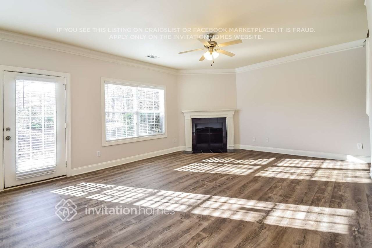 2096 Barberry Dr - Photo 3 of 16