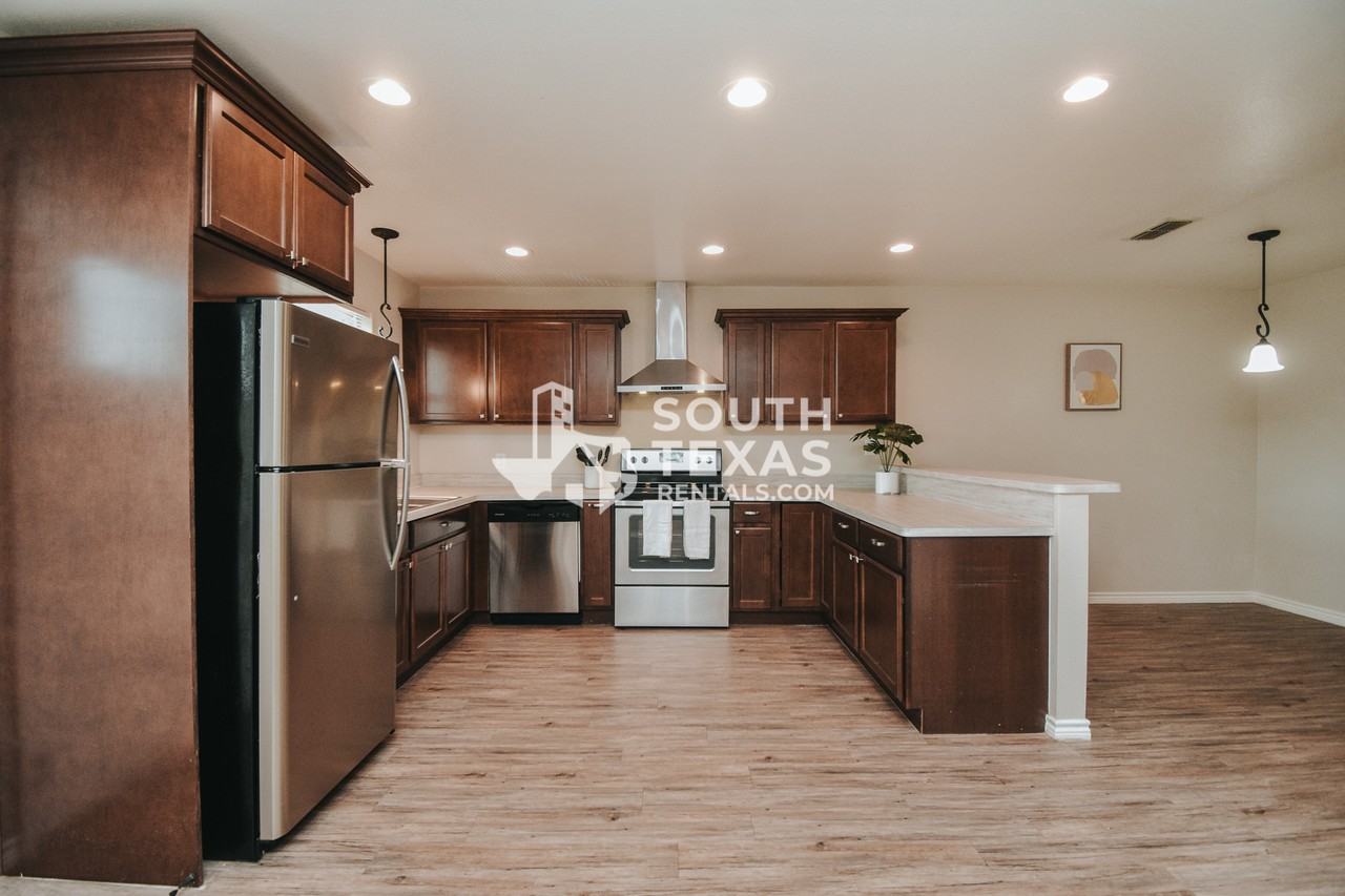 807 Simpson RdApt D #D - Photo 3 of 10