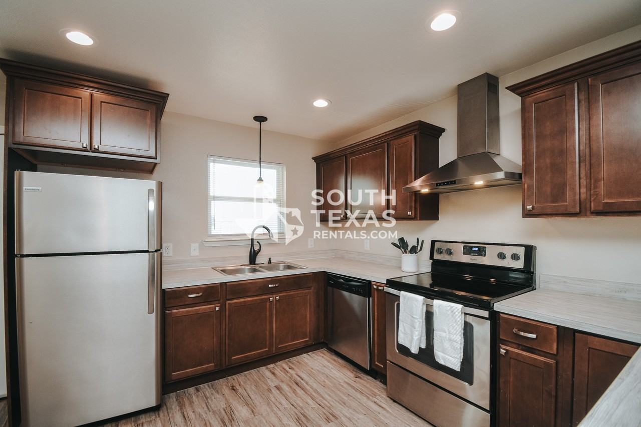 807 Simpson RdApt D #D - Photo 4 of 10