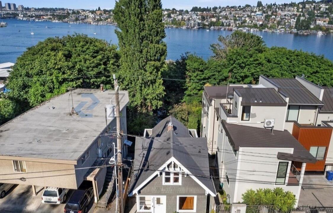 2038 8th Ave N - Photo 2 of 43