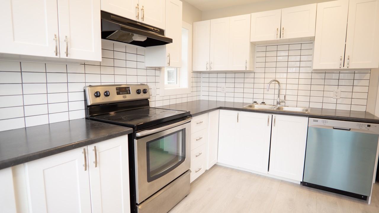 4 Dunblane Avenue, Main Floor Unit - Photo 3 of 12