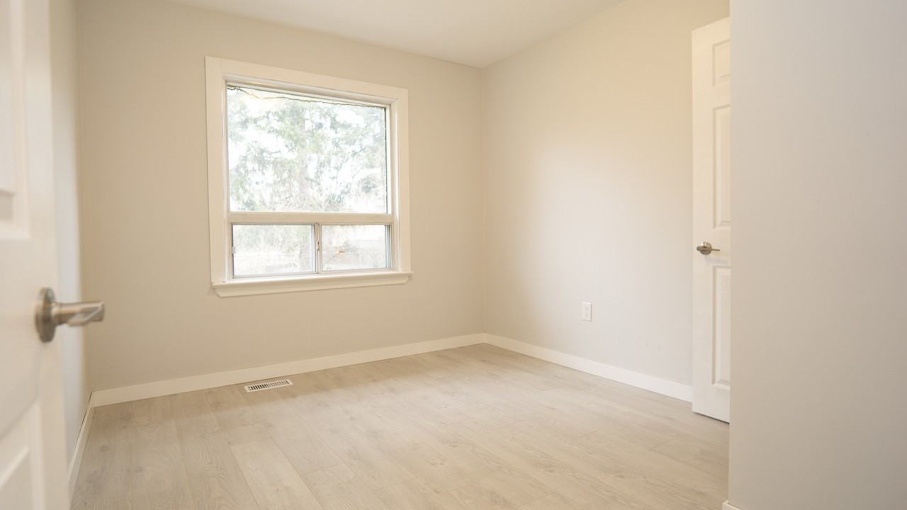 4 Dunblane Avenue, Main Floor Unit - Photo 7 of 12