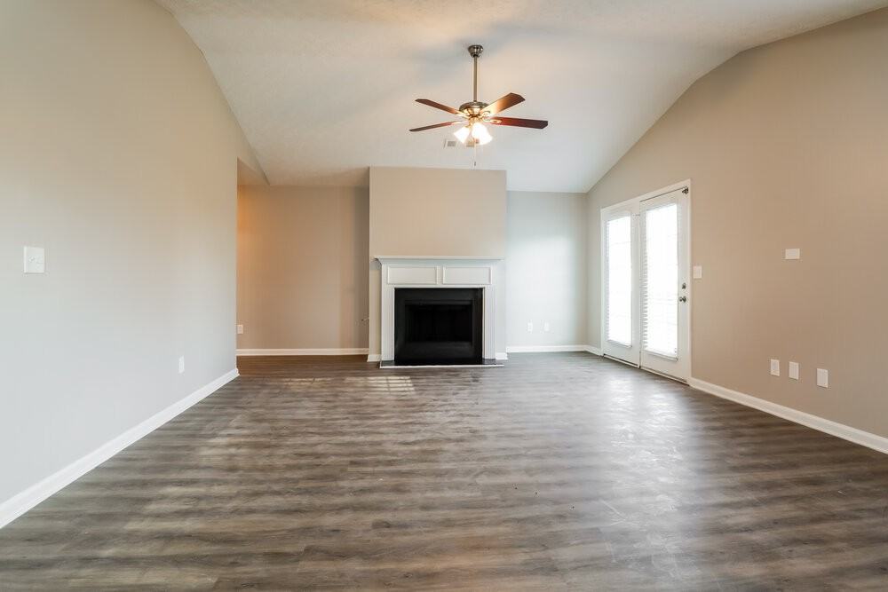 1385 Lafayette Sq - Photo 4 of 16