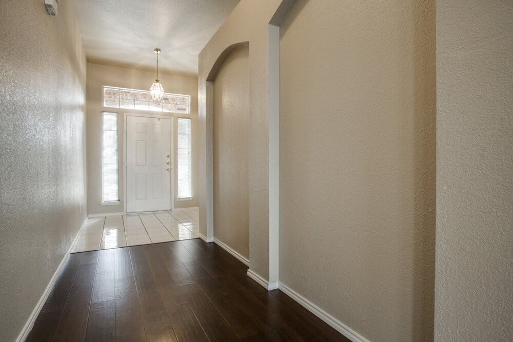 2713 Meadowview Dr - Photo 2 of 13