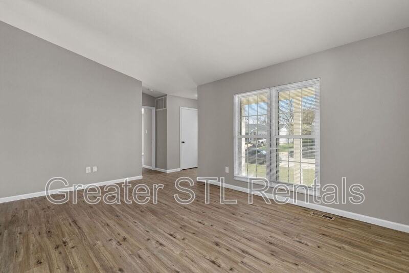 208 Laurelwood Dr - Photo 2 of 27