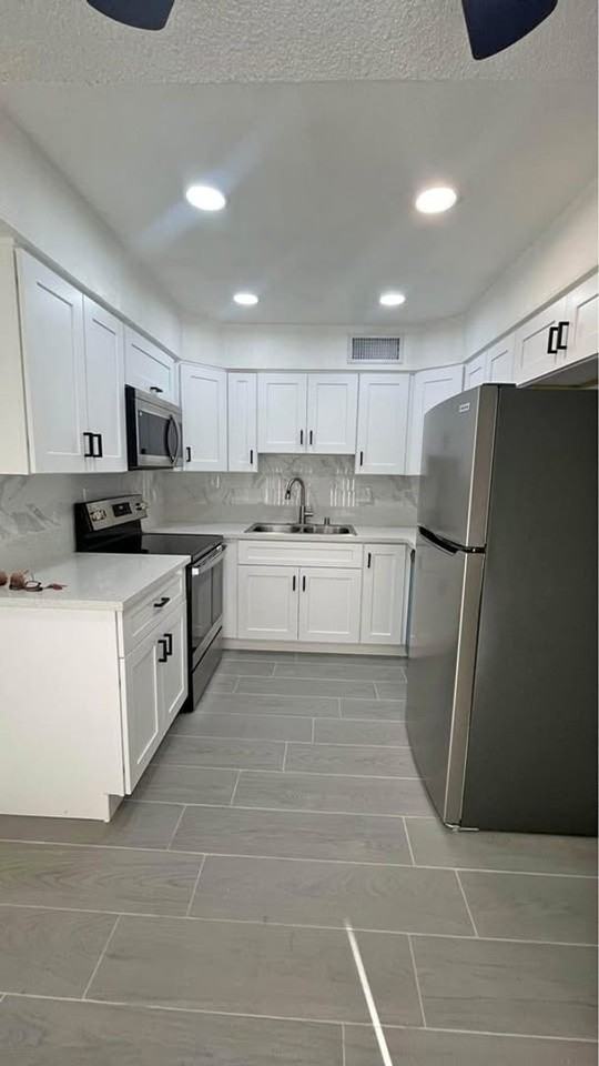 1800 Rexford Drive - Photo 2 of 18