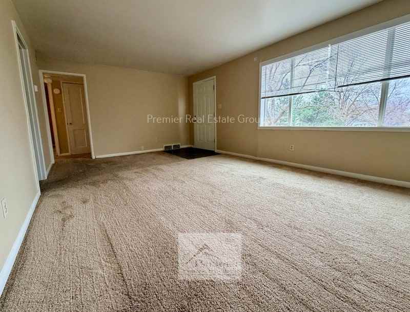 426 Glen View Ct - Photo 3 of 9