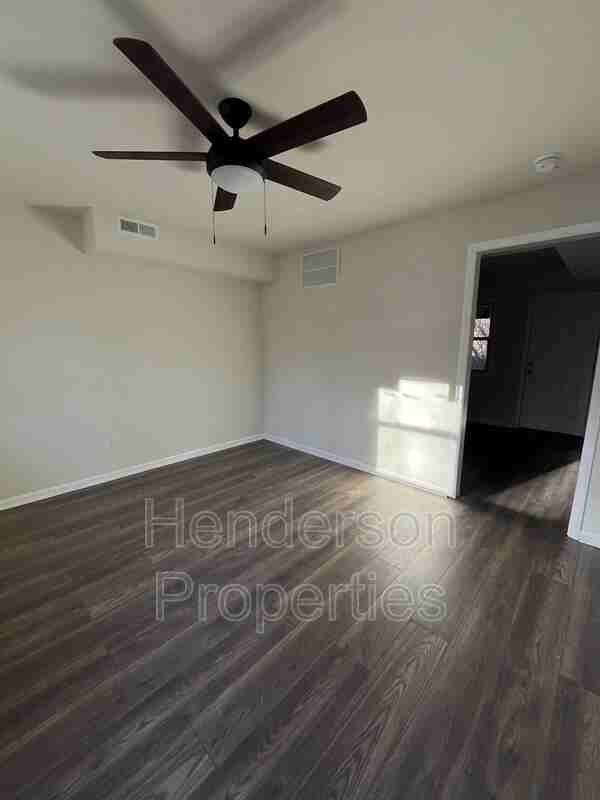 2715 Dundeen St - Photo 3 of 8