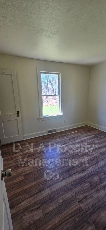 2837 Bartonsville Ave - Photo 5 of 9