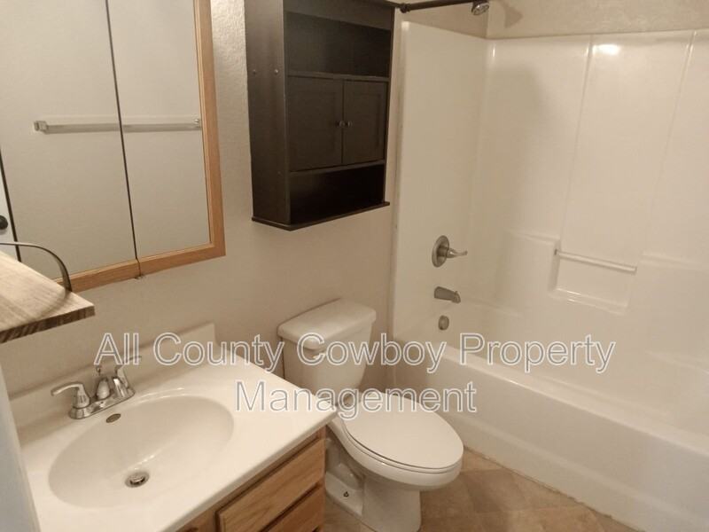 923 Person St - Photo 4 of 12