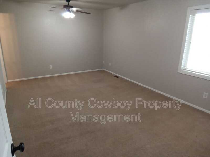 923 Person St - Photo 7 of 12