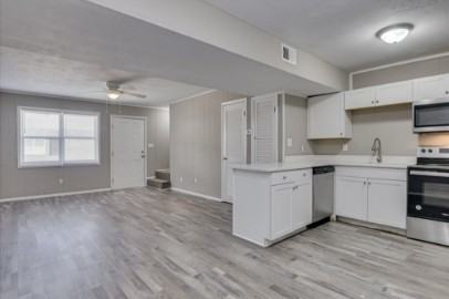 Windsor Heights Townhomes - Photo 5 of 19