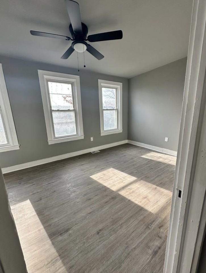 2838 West Garrison Avenue - Photo 3 of 9