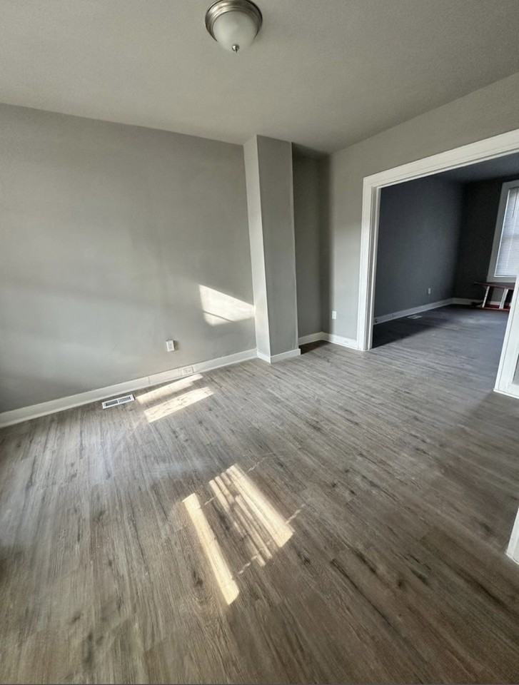 2838 West Garrison Avenue - Photo 4 of 9