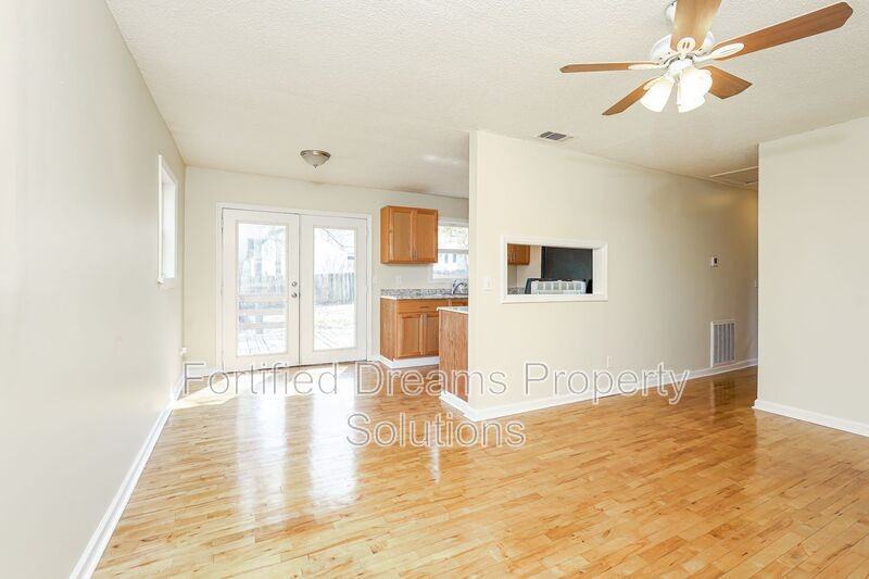 818 Waugh St - Photo 4 of 16