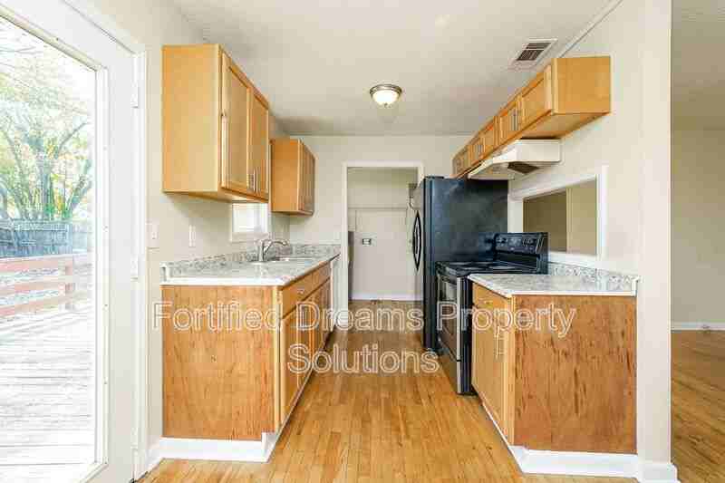 818 Waugh St - Photo 6 of 16