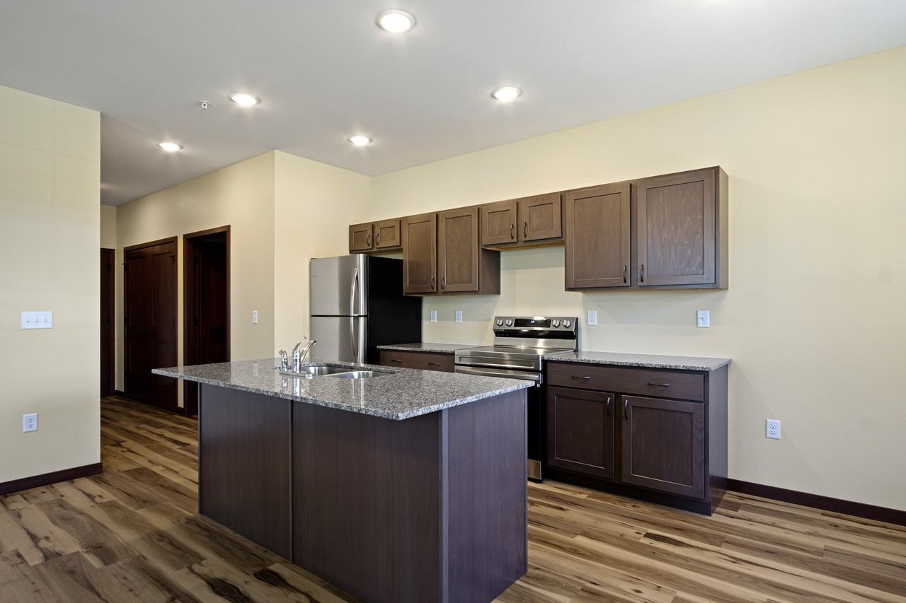 902 Menomonie St, Eau Claire, WI, USA - Photo 2 of 43