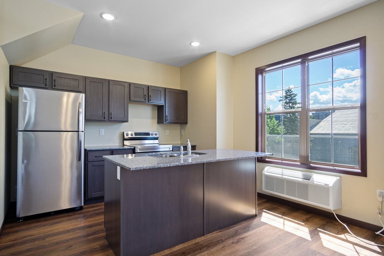 902 Menomonie St, Eau Claire, WI, USA - Photo 2 of 14