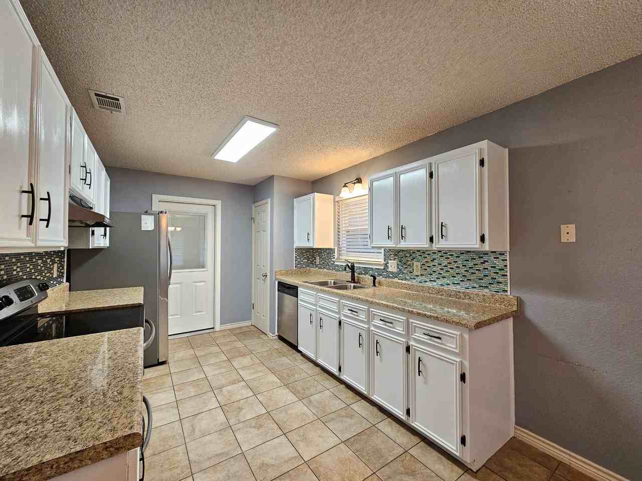 2214 Sherman Dr - Photo 2 of 17