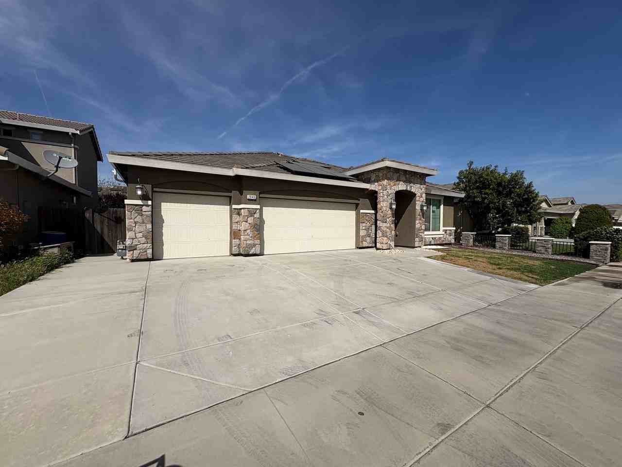 2840 Channel Reef Ave - Photo 2 of 39