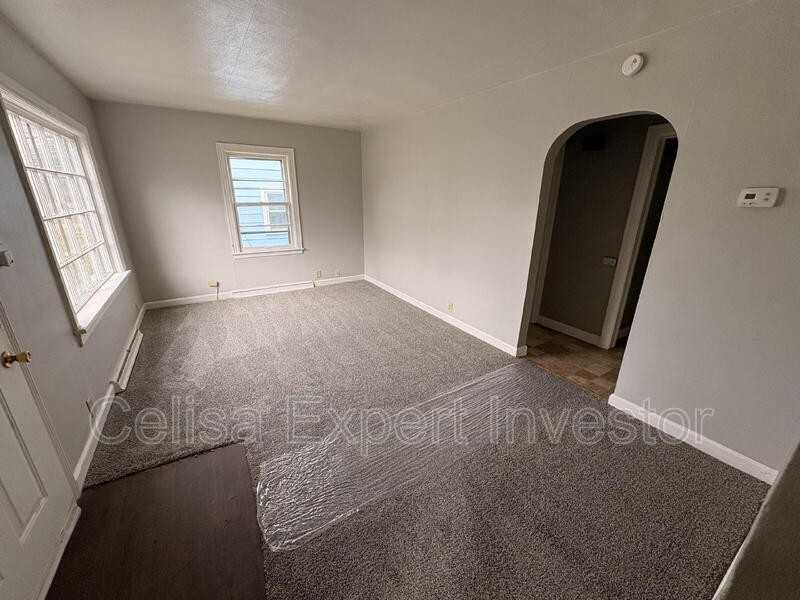 2221 Vance Ave - Photo 2 of 8