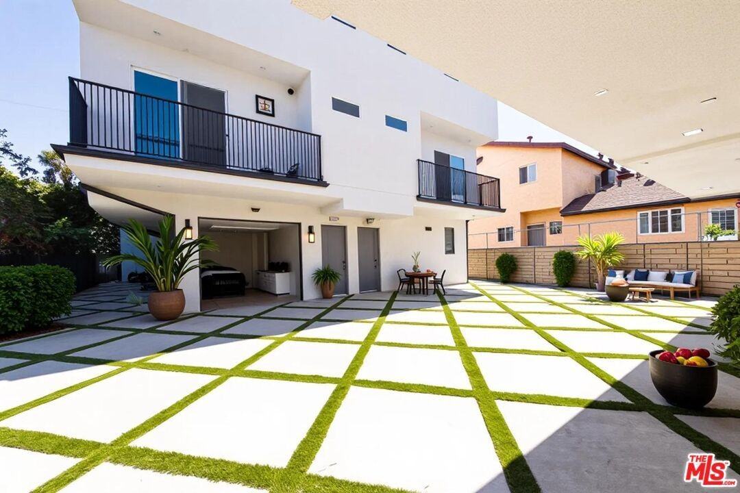 5434 Romaine St - Photo 2 of 18