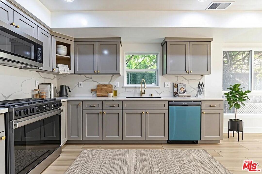 5434 Romaine St - Photo 5 of 18