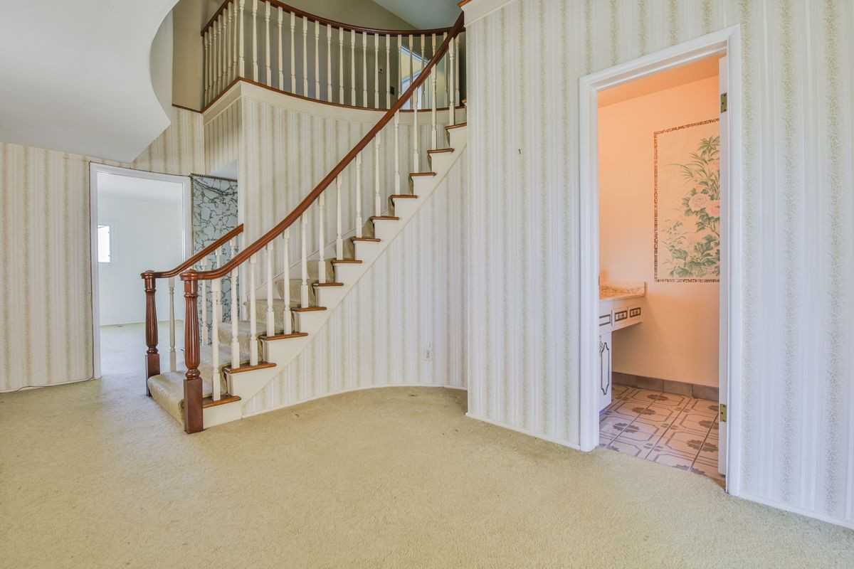 3744 Pine Ave - Photo 5 of 34
