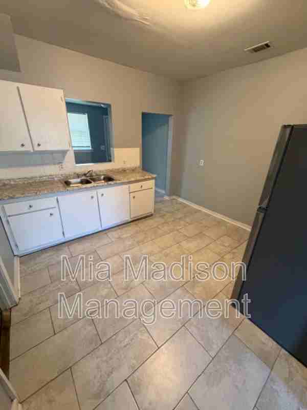 1419 Richards St - Photo 5 of 10