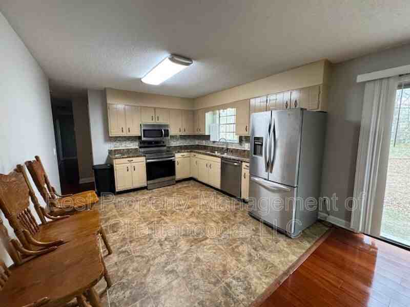 1300 Highcrest Dr - Photo 5 of 14