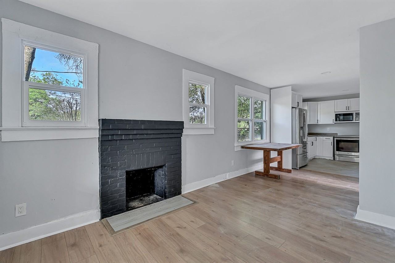 1863 W 29th St - Photo 3 of 19