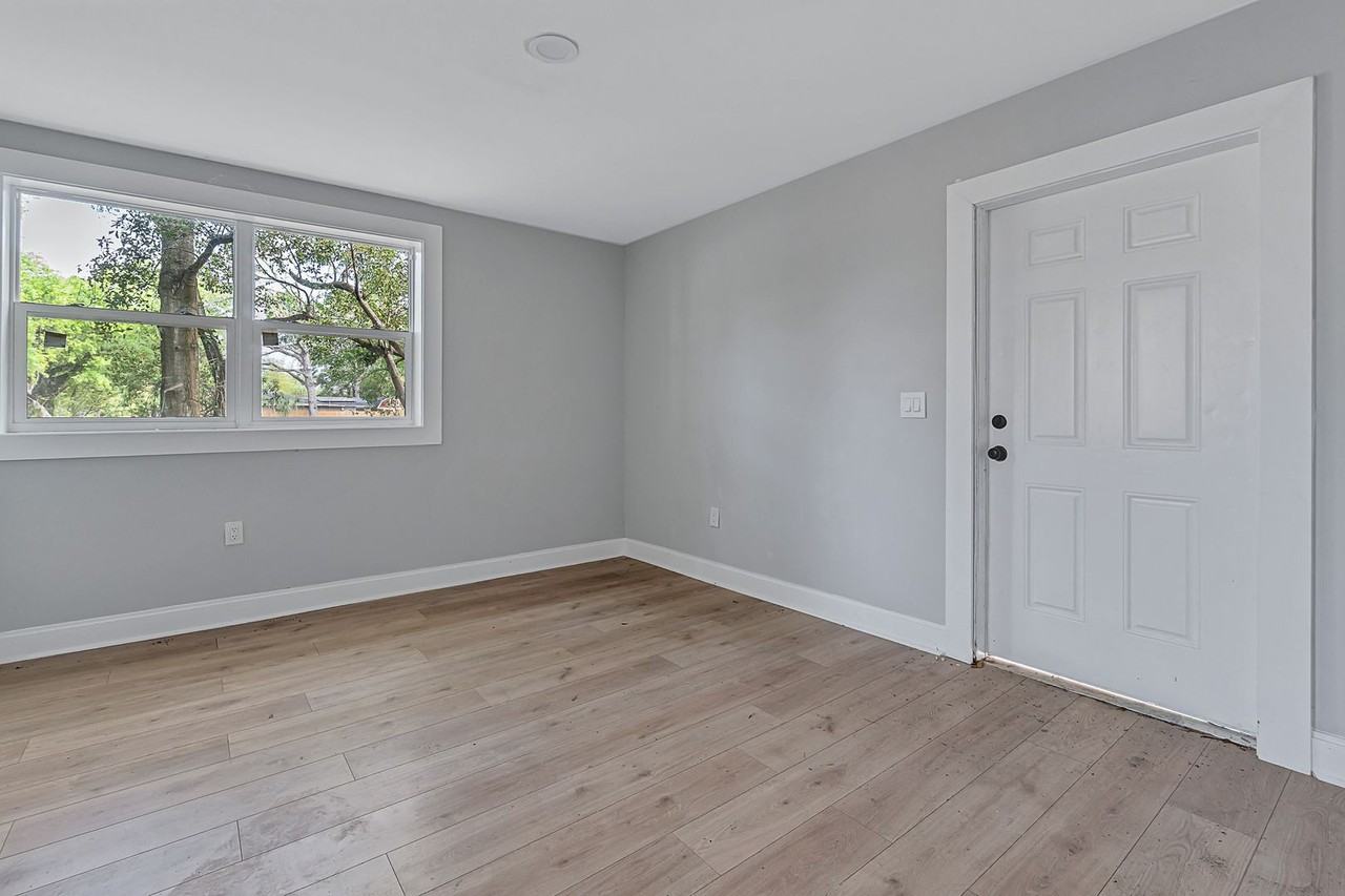 1863 W 29th St - Photo 6 of 19