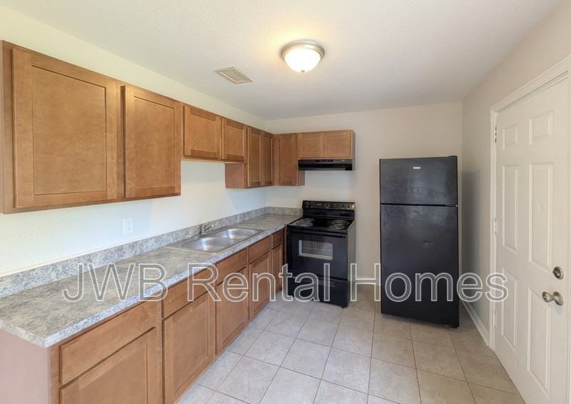 7818 Caxton Cir W - Photo 4 of 19