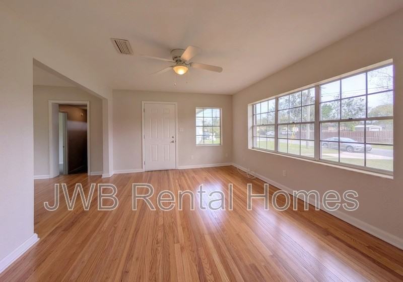 7818 Caxton Cir W - Photo 5 of 19