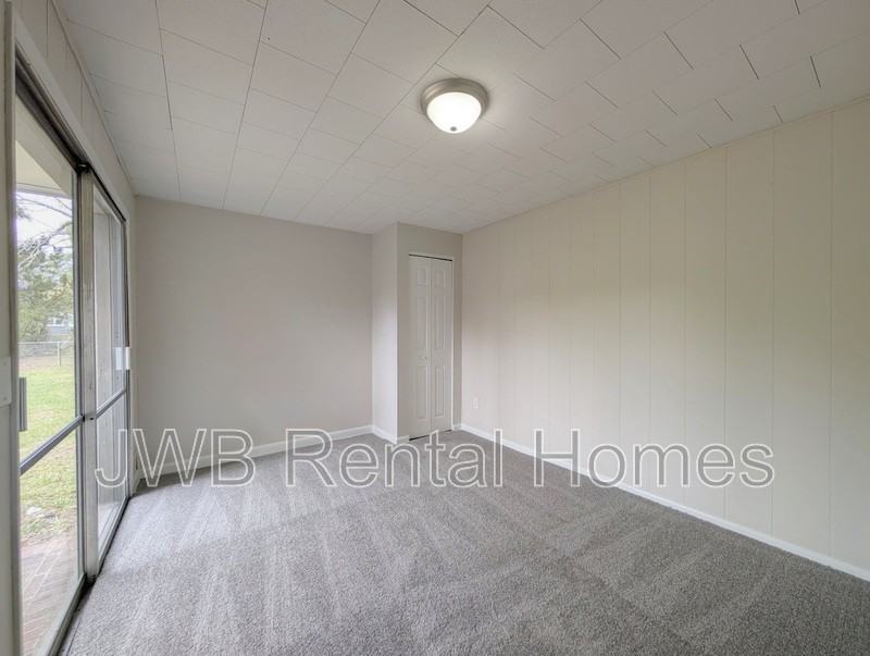 7818 Caxton Cir W - Photo 7 of 19