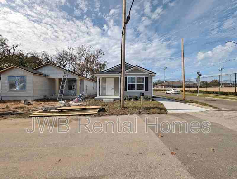 1454 Francis St - Photo 2 of 14