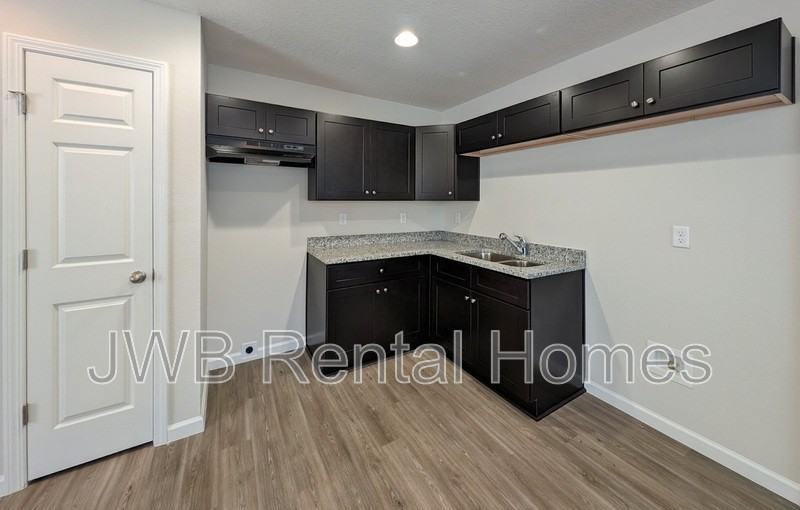 1454 Francis St - Photo 3 of 14