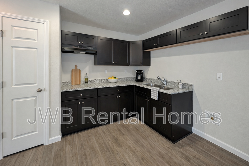 1454 Francis St - Photo 4 of 14