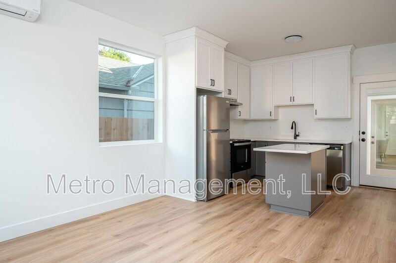 12094 Se Market St - Photo 2 of 22
