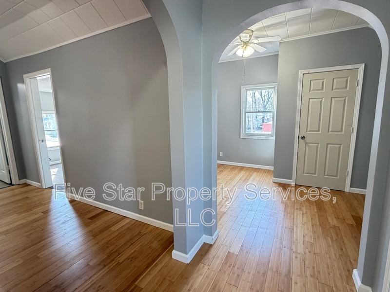 100 1/2 N State St - Photo 3 of 9