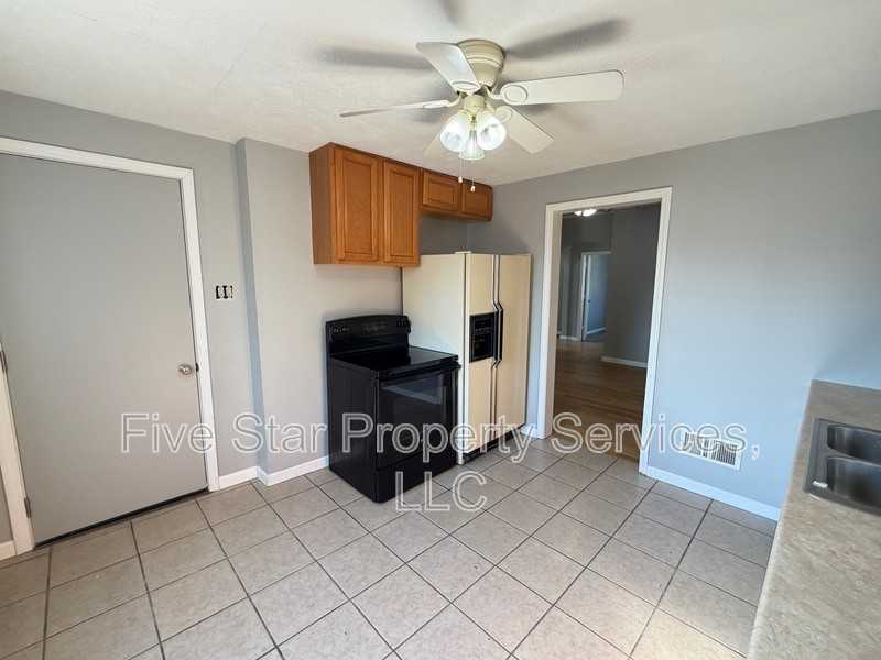 100 1/2 N State St - Photo 5 of 9