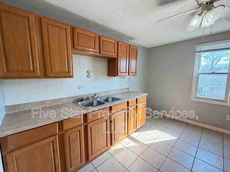 100 1/2 N State St - Photo 7 of 9